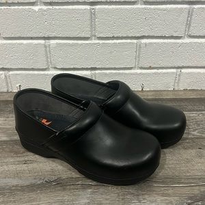 Dansko XP Black Matte Leather XP Clogs